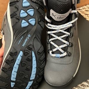 Columbia Newton Ridge Plus hiking boot Gray,Blue Women 7.5